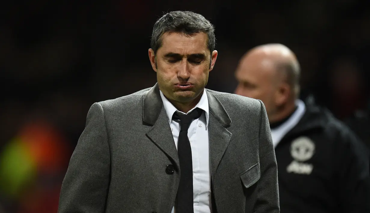 Memecat Ernesto Valverde dan mendatangkan Quique Setien. Ernesto Valverde didatangkan pada Mei 2017 menggantikan Luis Enrique. Pada 2019 ia dipecat usai kalah di final Piala Super Spanyol meskipun telah mempersembahkan 4 trofi domestik dalam kurun hampir 3 tahun melatih. (AFP/Oli Scarff)