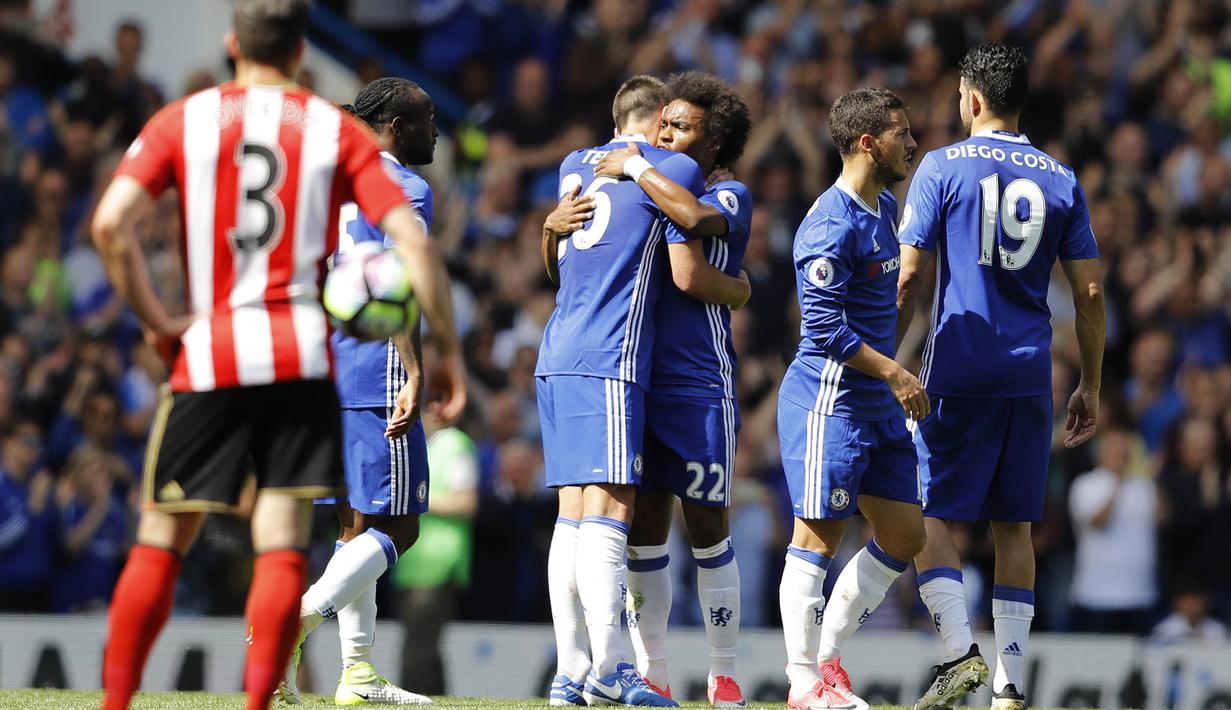 Gelandang Chelsea, Willian memeluk Kapten Chelsea, John Terry, saat ditarik keluar lapangan saat laga melawan Sunderland di Stamford Bridge, Minggu (21/5/2017). Terry resmi mengakhiri kiprahnya selama 22 tahun di Chelsea. (AP/Frank Augstein)