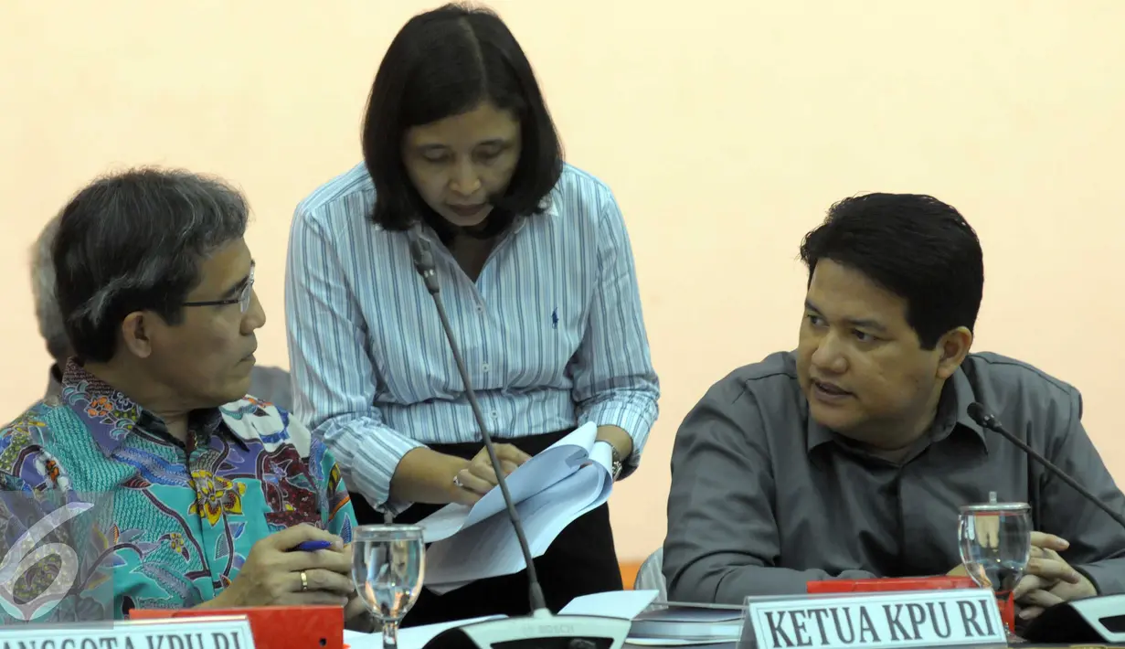 Ketua KPU Husni Kamil Manik berbincang dengan Komisioner Hadar Nafis Gumay dan Ida Budhiati saat memimpin uji publik rancangan peraturan KPU tentang Pilkada 2017, Jakarta, Senin (18/4). (Liputan6.com/Helmi Afandi)