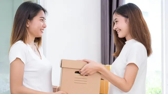 Seorang perempuan memberikan bantuan pada perempuan lainnya (Foto Dok: Freepik/EyeEm)