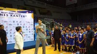 Enes Kanter saat memberi keterangan pers di depan wartawan dan juga anak-anak dari Indonesia Basketball Academy (Liputan6.com/Defri Saefullah)
