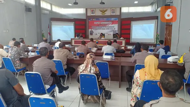 Rapat koordinasi dalam rangka pendistribusian pupuk bersubsidi di Kabupaten Tuban (Liputan6.com/Ahmad Adirin)