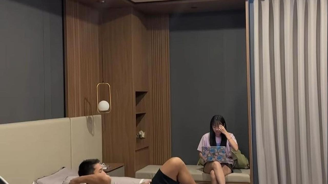 Kamar Jonatan Christie didesain minimalis dan nyaman, memberikan nuansa seperti menginap di hotel bintang lima.<br>