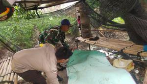 Cuaca ekstrem kembali menelan korban di Kota Batam. Sambaran petir menghantam area kebun di Kelurahan Setokok, Batam, menewaskan seorang petani. (Liputan6.com/Ajang Nurdin)