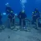 Maumere Diver Community (MDC) melakukan transplantasi karang untuk ditempatkan di dasar laut di Pantai Waiara, Desa Waiara, Kecamatan Kewapante, Kabupaten Sikka, NTT. (Liputan6.com/Dionisius Wilibardus)