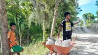 Anak dari Desa Basmuti, Kecamatan Kuanfatu, Kabupaten Timor Tengah Selatan, Nusa Tenggara Timur (NTT) usai pulang mengambil air bersih dari kran dekat rumah. (Foto: Liputan6com/Benedikta Desideria)