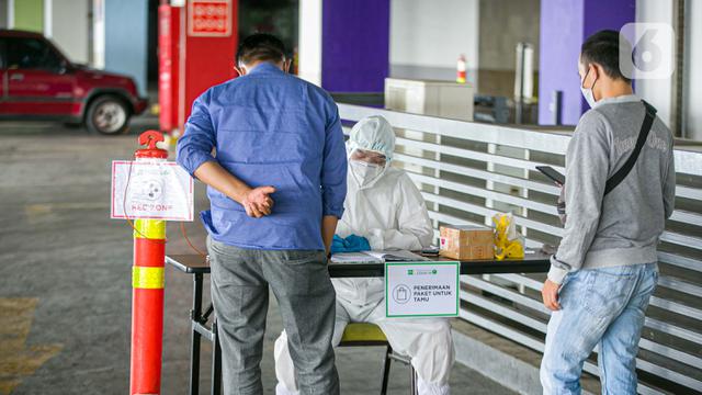 Kesibukan Petugas Hotel Tempat Isolasi Pasien OTG