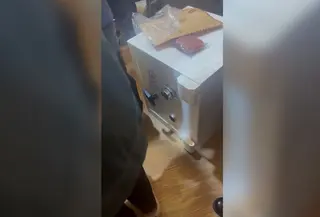 Tim gabungan Kortastipidkor Polri dan Ditreskrimsus Polda Metro Jaya menemukan sebuah brankas berisi uang dalam mata uang asing saat menggeledah Kafe de'Clan pada Rabu (8/7/2026).