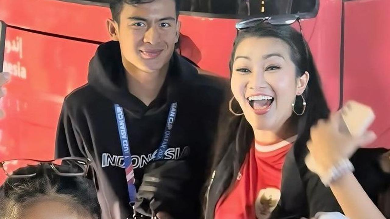 Selain bersama para pemain naturalisasi, tak ketinggalan Fitri Carlina menyempatkan foto dengan pemain lokal. Pratama Arhan salah satunya.