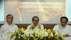Uskup KAJ Mgr. Ignatius Suharyo (tengah) saat menyampaikan pesan Paskah 2017 di Wisma Katedral, Jakarta, Minggu (16/4). Keuskupan Agung Jakarta (KAJ) juga menyampaikan beberapa himbauan tentang Pilkada DKI Jakarta. (Liputan6.com/Helmi Fithriansyah)