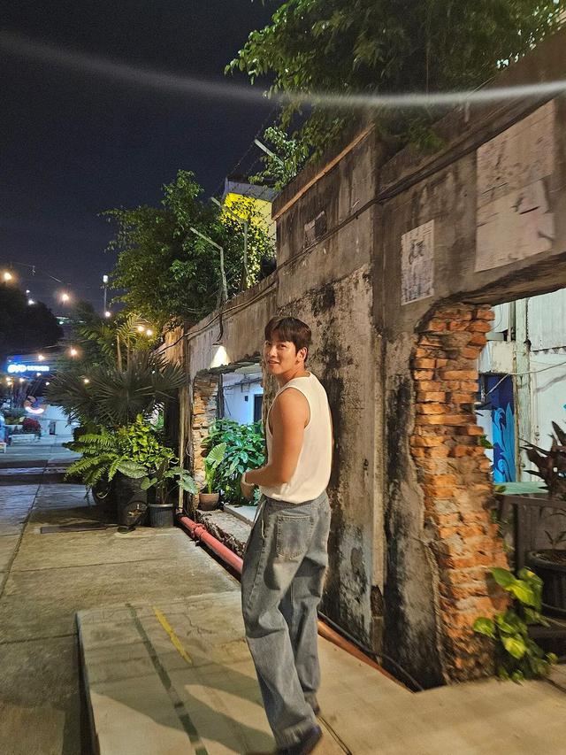 6 Gaya Ji Chang Wook Terkena Angin Jakarta, Melokal Main ke Blok M Pakai Kutang