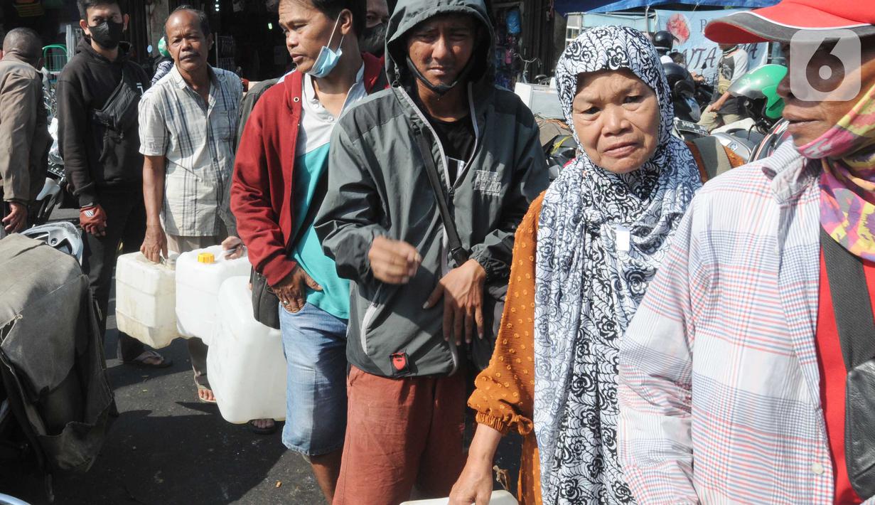 Antrean warga yang mayoritas pedagang saat membeli minyak goreng curah pada distributor di Jalan MA Salmun, Bogor, Kamis (31/3/20222). Antrean yang sudah terjadi sudah lebih dari dua pekan ini menurut pedagang disebabkan sulitnya mencari minyak goreng curah di Kota Bogor. (merdeka.com/Arie Basuki)