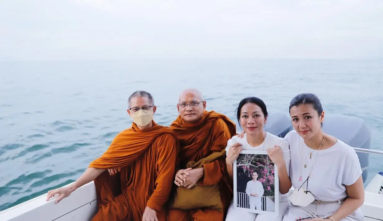 Dewi Lestari mengakui, kepergian Reza Gunawan meninggalkan rasa sedih dan kehilangan mendalam. Namun, berbagai momen indah pada kepulangannya, terlalu luar biasa untuk disangkal. “Pada akhirnya, rasa sedih itu tertopang oleh kebahagiaan dan kelegaan. He lived such a brilliant life, and I’m honored to be a part of that life,” Dee Lestari mengakhiri. (Foto: Dok. Instagram @deelestari)