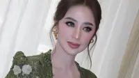 Penampilan Dewi Perssik pakai kebaya hijau zamrud di HUT ke-80 TNI. [IG: @poy.hairstylist]