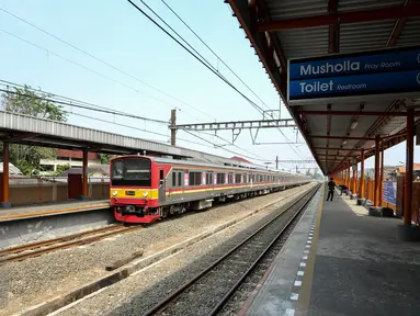 KRL commuter line tujuan Duri-Tangerang berhenti menurunkan penumpang di Stasiun Grogol, Jakarta, Selasa (16/6). 3 stasiun baru lintas Tangerang, yaitu stasiun Grogol, Taman Kota, dan Tanah Tinggi, mulai dioperasikan pagi ini. (Liputan6.com/Faizal Fanani)