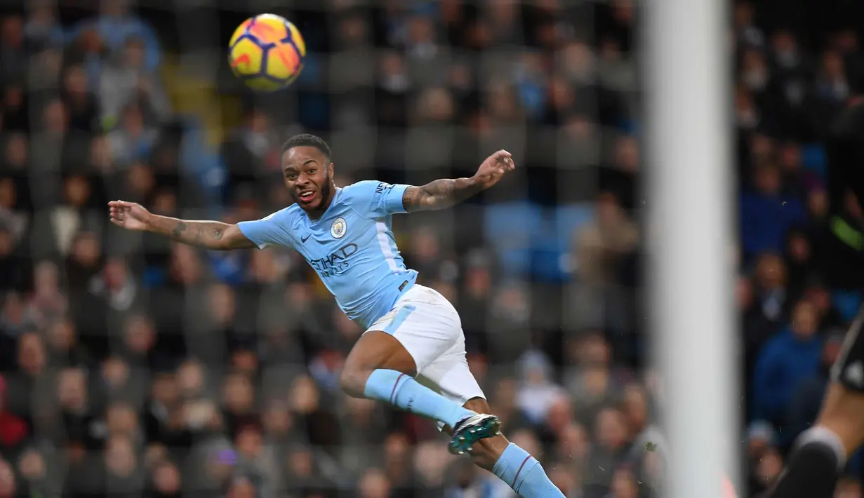 Aksi Raheem Sterling menyundul bola saat bertanding melawan Watford pada lanjutan Liga Inggris di stadion Etihad, (2/1). Adapun gol tercepat City di Liga Primer dicetak oleh Jesus Navas pada November 2013. (AFP Photo/Oli Scarff)