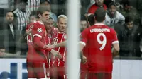 Para pemain Bayern Munchen merayakan gol ke gawang Besiktas pada laga leg kedua 16 besar Liga Champions 2017-2018 di Vodafone Park, Kamis (15/3/2018) dini hari WIB.  (AP Photo/Lefteris Pitarakis)