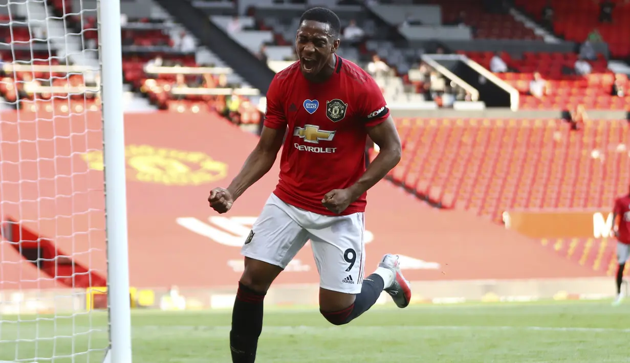 Penyerang Manchester United, Anthony Martial, melakukan selebrasi usai membobol gawang Sheffield United pada laga Premier League di Stadion Old Trafford, Rabu (24/6/2020). Manchester United menang dengan skor 3-0. (AP/Michael Steele)