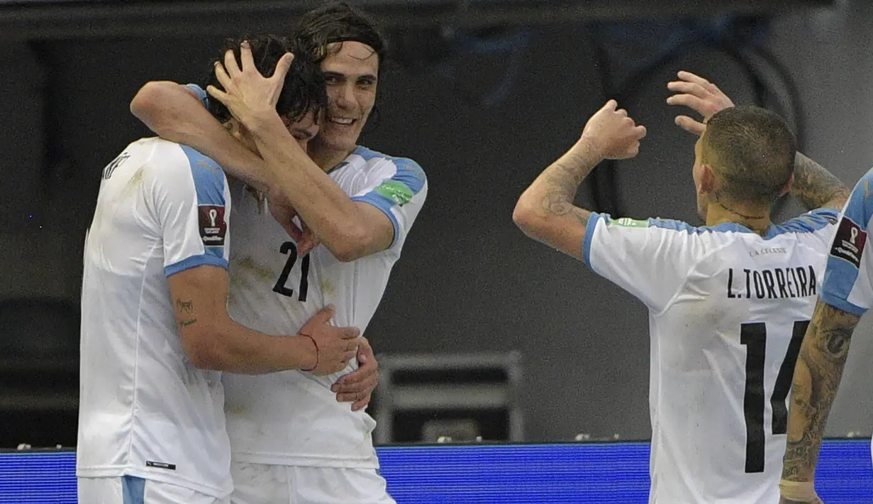 Penyerang Uruguay, Edinson Cavani, merayakan gol yang dicetak Darwin Nunez saat menghadapi Kolombia pada laga kualifikasi Piala Dunia 2022 zona CONMEBOL di Estadio Metropolitano Roberto Melendez, Sabut (14/11/2020) dini hari WIB. Uruguay menang 3-0 atas Kolombia. (AFP/Raul Arboleda)