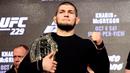 Usai pertandingan Khabib terlibat insiden dengan tim official McGregor. Penyebabnya kerena salah seorang rekan McGregor melakukan provokasi agama kepada Khabib. (AFP/Steven Ryan)