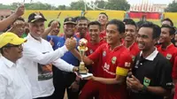 Tim Kecamatan Koto Tangah memastikan diri sebagai juara Irman Gusman Cup 2016. (Bola.com/Arya Sikumbang)