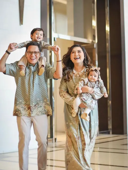 Seragam dengan menggunakan baju lebaran motif printed dengan warna sage green seperti Arief Muhammad sekeluarga juga sangat lucu, lho. (instagram/tiarapangestika)