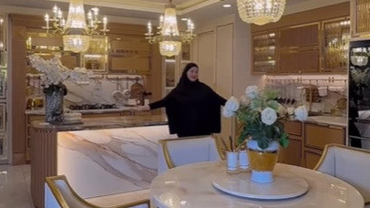 Potret Dapur Mewah Tasyi Athasyia Nuansa Serba Emas yang Elegan, Dilengkapi Perlengkapan Canggih!