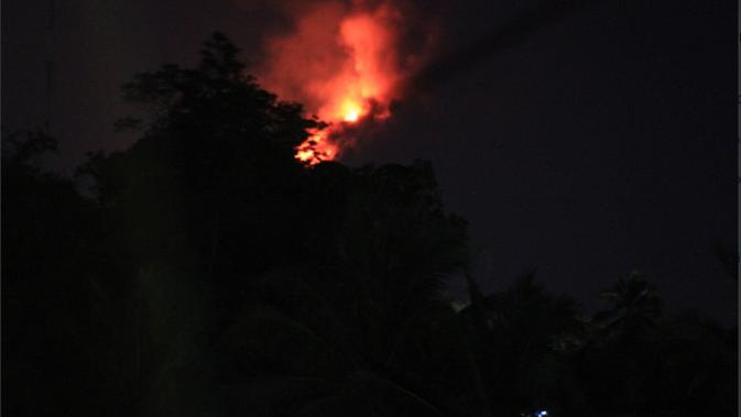 Guguran lava pijar menuruni lereng Gunung Soputan di Sulawesi Utara pads 3/10/2018 pukul 23.25 WITA. (Foto: Twitter Sutopo Purwo Nugroho)