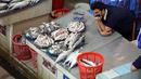 Seorang penjual menunggu pelanggan selama pelelangan di pasar ikan di Kuwait City (8/8/2021). Pelelangan dibuka kembali di negara itu setelah enam bulan ditutup di tengah pandemi virus corona. (AFP/ Yasser Al-Zayyat)