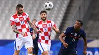 Penyerang Prancis, Anthony Martial, berebut bola dengan gelandang Kroasia, Marcelo Brozovic, pada laga UEFA Nations League di Stade de France, Prancis, Rabu (9/9/2020) dini hari WIB. Prancis menang 4-2 atas Kroasia. (AFP/Franck Fife)