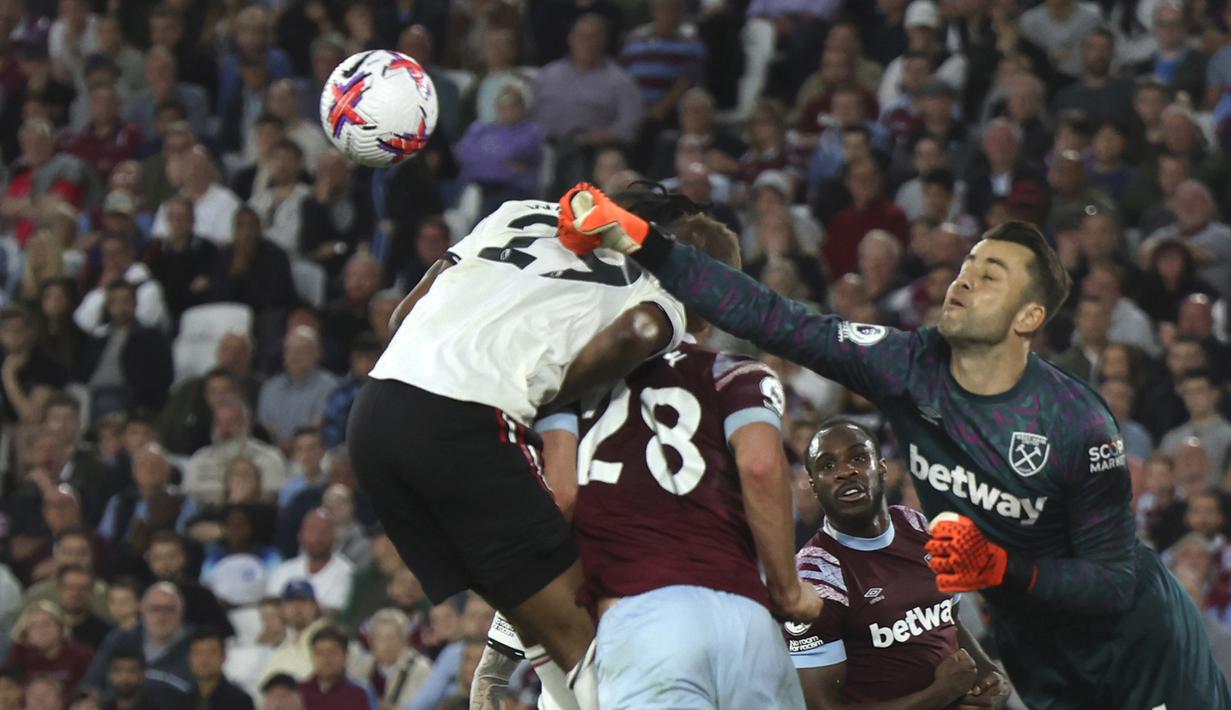 Penjaga gawang West Ham, Lukas Fabianski (kanan), berhasil menghalau bola dari serangan pemain MU dalam laga pekan ke-35 Premier League 2022/2023 yang berlangsung di London Stadium, Senin (8/5/2023) dini hari. (AP Photo/Ian Walton)