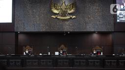 Ketua Majelis Hakim Mahkamah Konstitusi (MK) Anwar Usman (tengah) membacakan putusan saat sidang uji materi Undang-Undang Nomor 35 Tahun 2009 tentang Narkotika terhadap UUD 1945 atau legalisasi ganja untuk medis di Gedung Mahkamah Konstitusi, Jakarta, Rabu (20/7/2022). MK menolak uji formil Undang-Undang Narkotika tentang pasal-pasal larangan penggunaan narkotika golongan I. (Liputan6.com/Faizal Fanani)