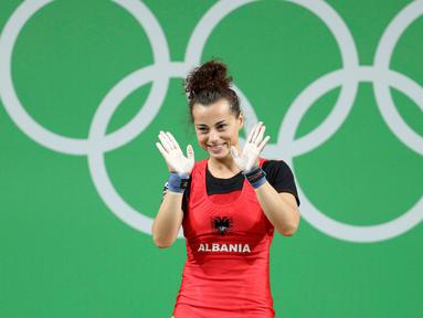 Atlet angkat besi wanita Albania, Evagjelia Veli saat mengikuti perlombaan angkat besi 53 kg putri pada Olimpiade 2016 di Rio de Janeiro , Brasil, (8/8). (REUTERS / Stoyan Nenov)