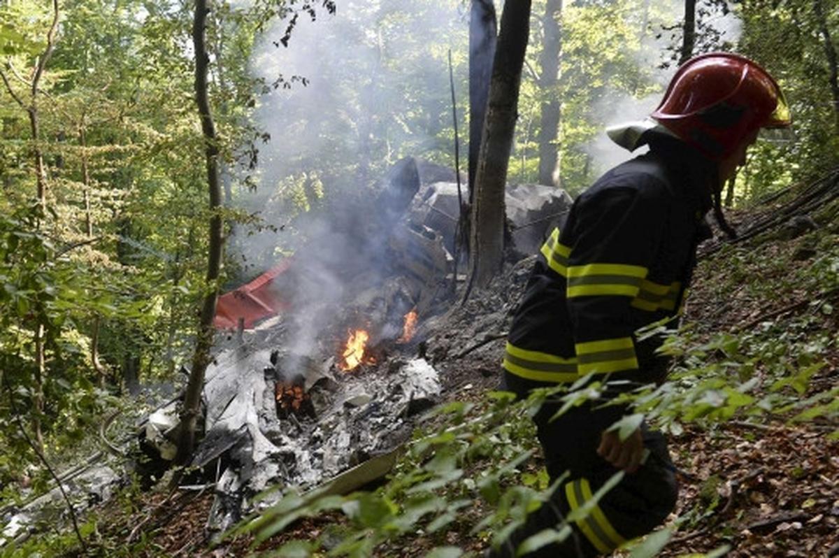 Dua pesawat penerjun payung bertabrakan dan jatuh terbakar di hutan
