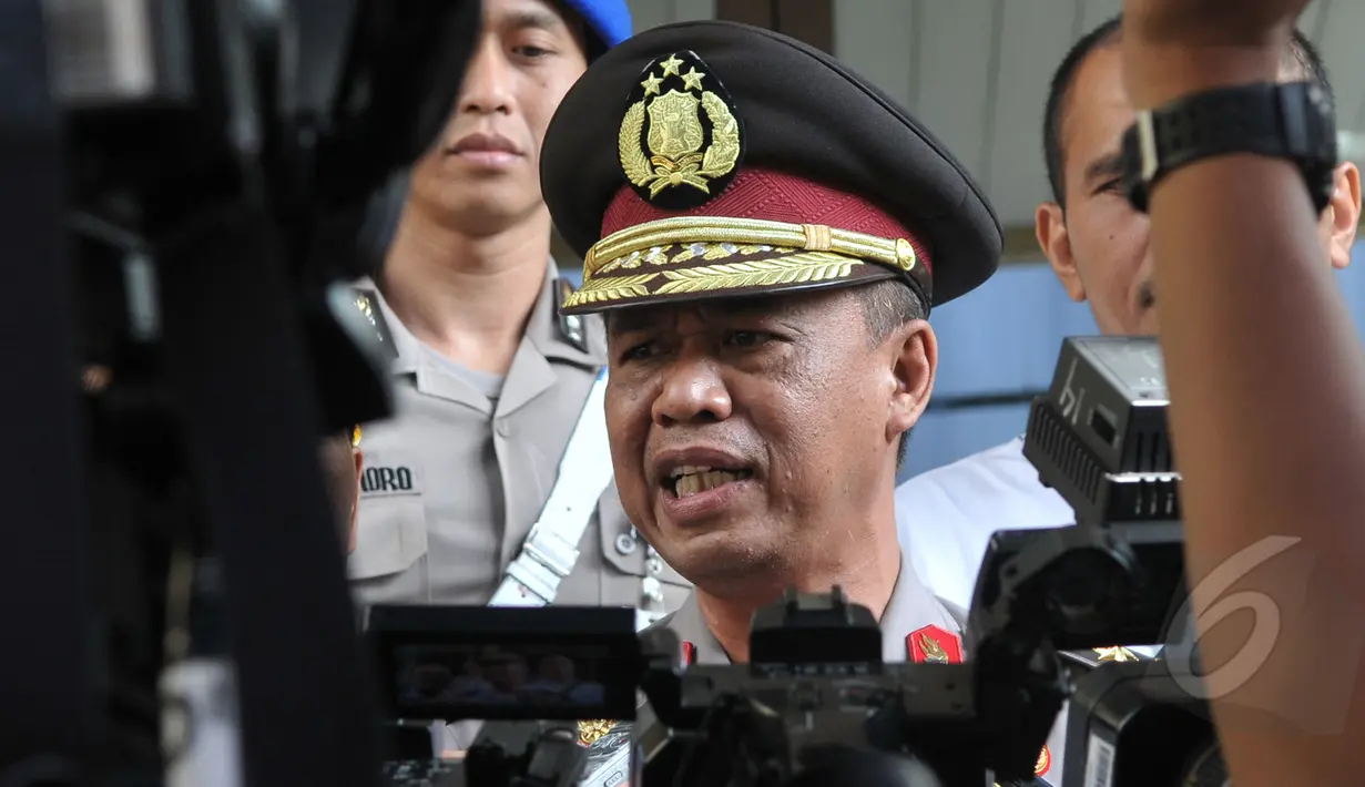 Kadiv Humas Polri Irjen Pol Anton Charliyan memberikan keterangan kepada wartawan usai menghadiri pelantikan secara tertutup Komjen Pol Budi Gunawan di Mabes Polri, Jakarta, Rabu (22/4/2015). (Liputan6.com/JohanTallo)