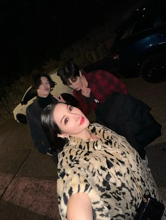 Sapaan 'oppa' dalam caption Lucinta Luna pun mengundang komentar menggelitik dari warganet. Netizen pun mengatakan jika bintang web series 'Star Stealer' itu harusnya memanggil cowok Korea tersebut dengan sebutan ‘hyung' bukan oppa. Sontak hal itu pun membuat warganet lain ikut terpingkal. (Liputan6.com/IG/@lucintaluna_manjalita)