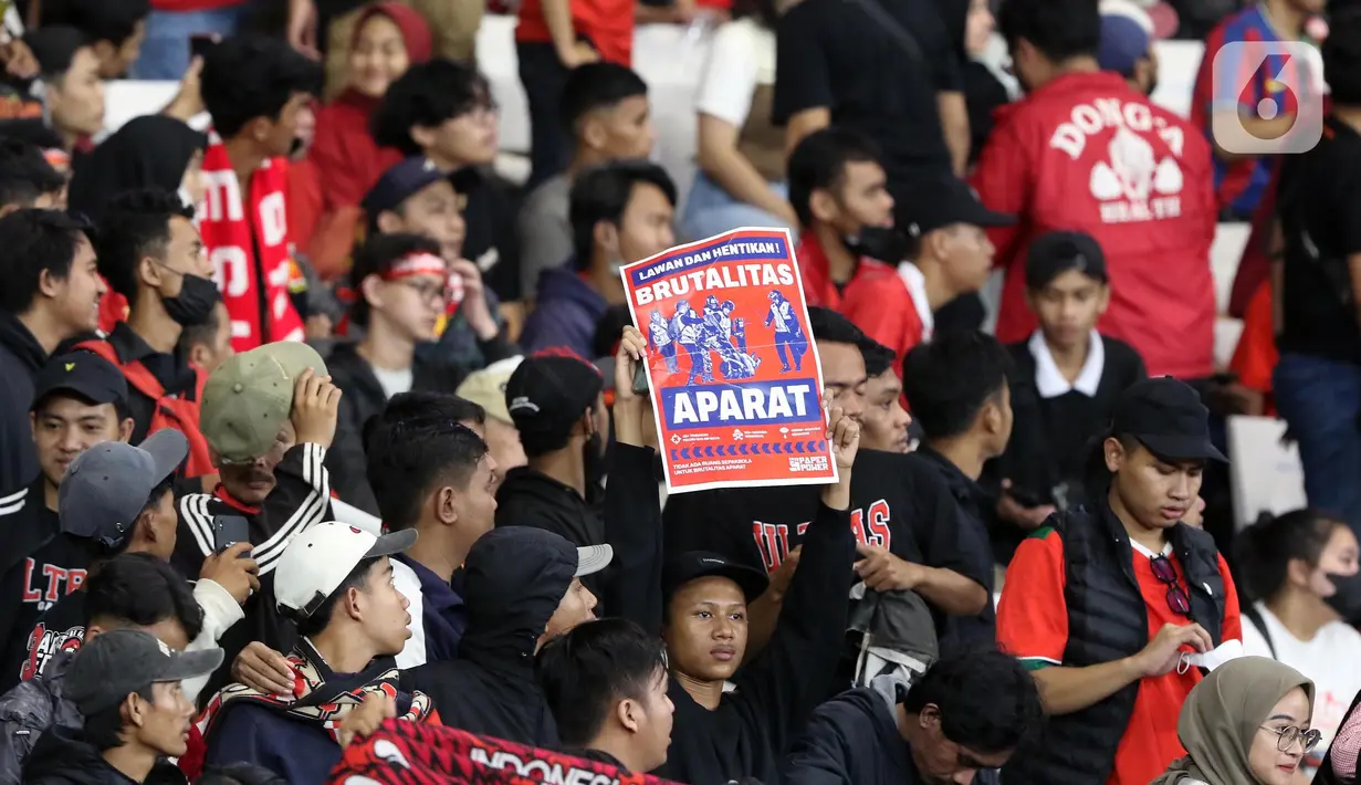 Suporter timnas Indonesia membentang tulisan berisi pesan usai menyaksikan laga timnas Indonesia melawan Thailand pada lanjutan kualifikasi Grup A Piala AFF 2022 di Stadion Utama Gelora Bung Karno, Jakarta, Kamis (29/12/2022). Laga berakhir imbang 1-1 meski Indonesia sempat unggul lewat gol yang dicetak Marc Anthony Klok lewat titik putih. (Liputan6.com/Helmi Fithriansyah)