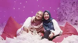 Selain pernah hamil bersamaan, ada fakta menarik lainnya dari Natasha Rizky dan Nina Zatulini yakni keduanya sama-sama berdarah Minangkabau. Sederet kesamaan ini tentunya membuat istri Desta dan Chandra Tauphan Ansar makin kompak satu sama lainnya. Usia yang hanya terpaut usia 2 tahun, tak heran jika dua bintang film ini merasa klik satu sama lainnya sejak dulu. (Liputan6.com/IG/@natsharizky_fc)