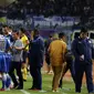 Pelatih Persib, Djajang Nurdjaman memberikan arahan di jeda water break saat melawan Persebaya United di laga Grup A Piala Presiden 2015 di Stadion Si Jalak Harupat, Bandung, Minggu (6/9/2015). Persib unggul 2-0. (Liputan6.com/Helmi Fithriansyah)