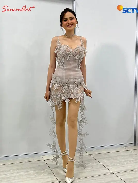 Lengkapi tampilan bidadari, Syifa Hadju kenakan kalung choker dan sepatu silver bak sepatu Cinderella [@sinemart_ph]