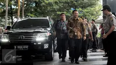 Gubernur DKI Jakarta Basuki 'Ahok' Tjahaja Purnama saat tiba di Gedung KPK, Jakarta, Selasa (12/4). Ahok memenuhi panggilan KPK untuk dimintai keterangan dalam penyelidikan kasus dugaan korupsi pembelian lahan RS Sumber Waras. (Liputan6.com/Helmi Afandi)