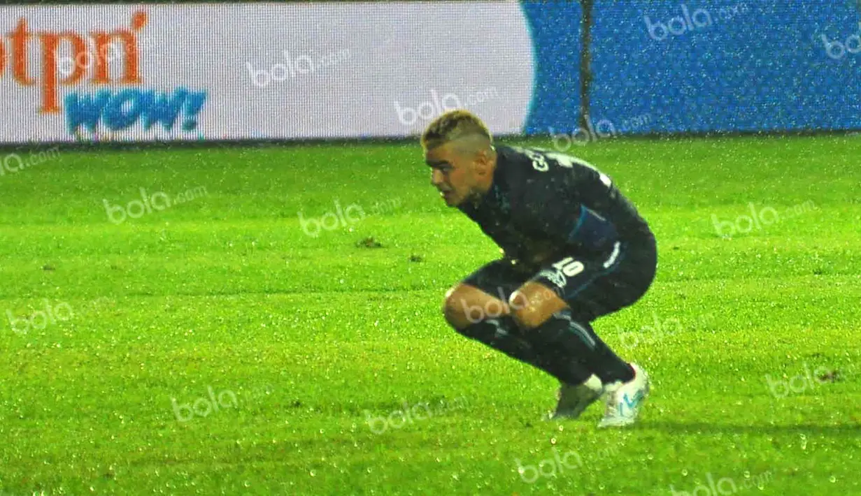 Striker Arema Cronus, Cristian Gonzales, menahan sakit usai disikut oleh pemain Persiba Balikpapan, Ledi Utomo, dalam laga Torabika Soccer Championship 2016 di Stadion Kanjuruhan, Malang, Minggu (1/5/2016). (Bola.com/Iwan Setiawan)