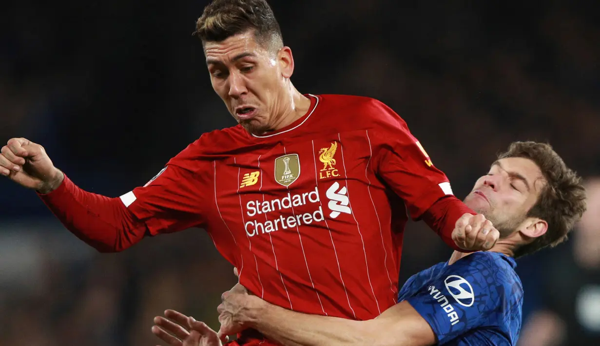 Striker Liverpool, Roberto Firmino berebut bola dengan bek Chelsea, Marcos Alonso pada laga putaran lima Piala FA di Stamford Bridge, London, Selasa (3/3/2020). Chelsea mengemas kemenangan telak 2-0 atas tamunya Liverpool. (AP/Ian Walton)