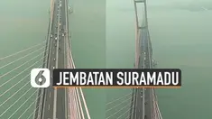Terlihat jelas pemandangan lalu lalang kendaraan dan hamparan laut.