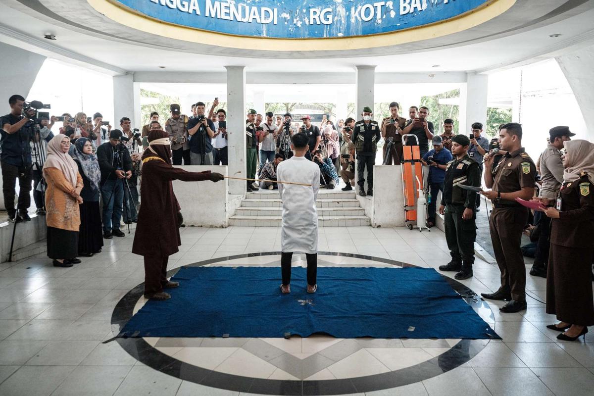 Eksekusi hukuman cambuk terhadap pasangan gay di Aceh