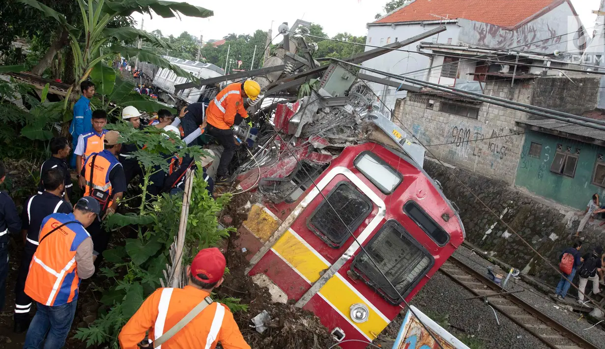 Petugas mengevakuasi gerbong KRL yang anjlok di Kebon Pedes, Bogor, Jawa Barat, Minggu (10/3). Akibat peristiwa tersebut, perjalanan KRL arah Bogor dan sebaliknya dihentikan sementara. (Liputan6.com/Immanuel Antonius)