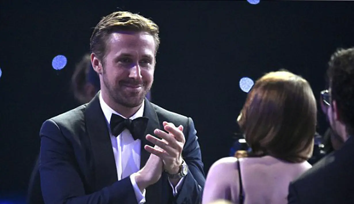 Sambil berdiri Ryan memberikan tepukan tangan sebagai bentuk penghargaannya atas kemenangan yang diterima Emma saat itu. Diketahui, Emma dan Ryan memang  sudah berkawan sejak lama dan sering membintangi satu judul film bersama. (doc.dailymail.com)