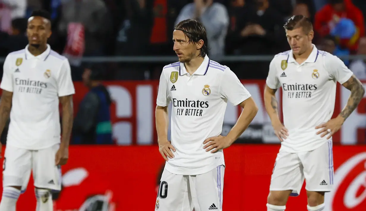 Pemain Real Madrid, Luka Modric, tampak kecewa setelah ditaklukkan Girona pada laga Liga Spanyol di Stadion Montilivi, Rabu (26/04/2023). (AP Photo/Joan Monfort)