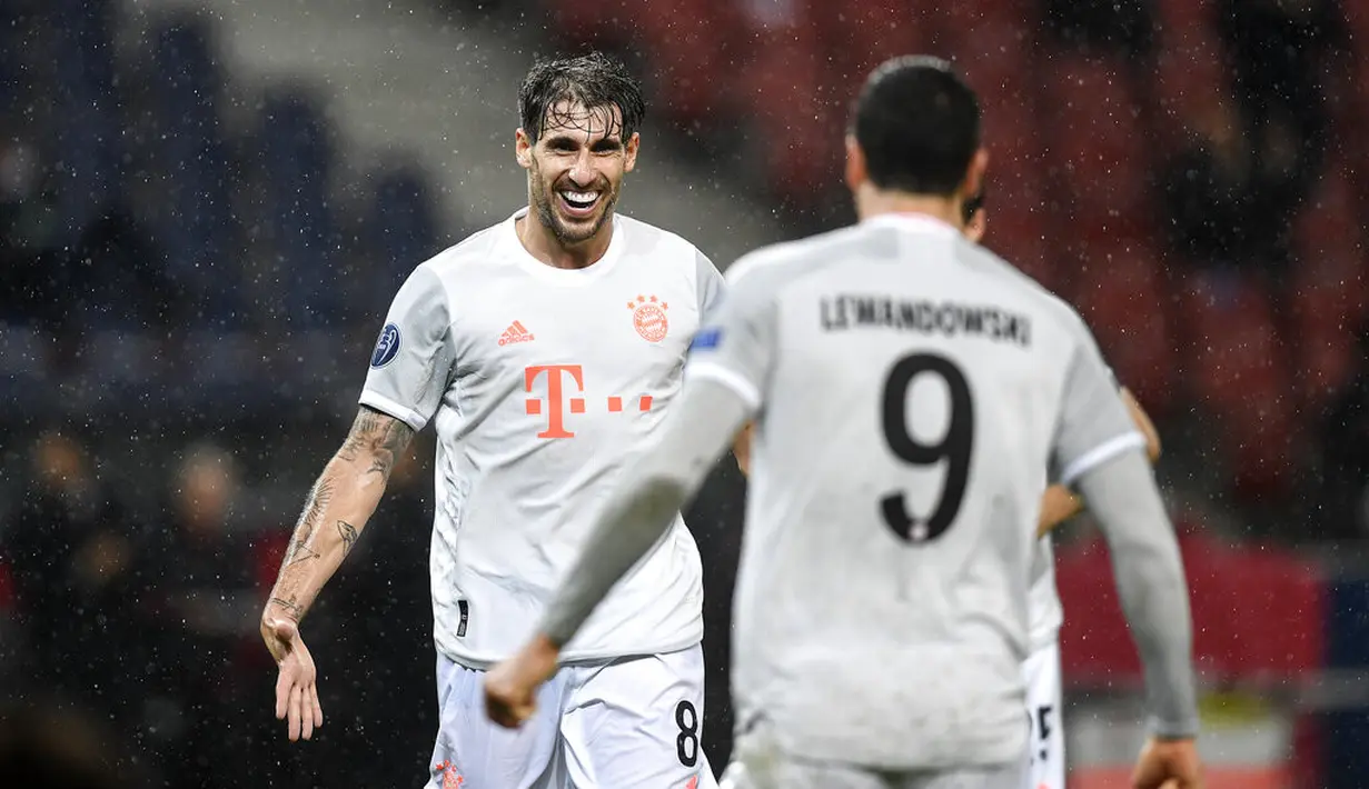 Pemain Bayern Munchen Javi Martinez (kiri) saat rekan setimnya Robert Lewandowski (kanan) mencetak gol ke gawang RB Salzburg pada pertandingan Grup A Liga Champions di Salzburg, Austria, Selasa (3/11/2020). Bayern Munchen menang 6-2. (AP Photo/Andreas Schaad)
