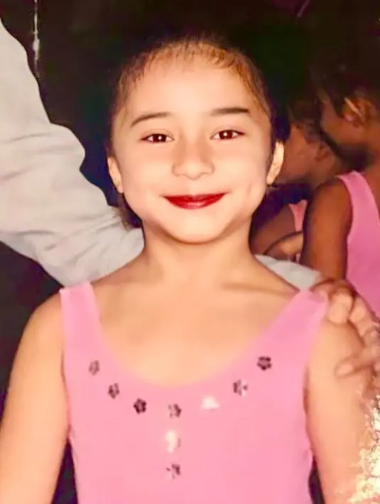 Kecantikan Nikita Willy sudah terlihat sejak ia kecil. Lihat saja betapa manis senyuman perempuan kelahiran 29 Juni 1994. (Foto: instagram.com/yorafebrin)